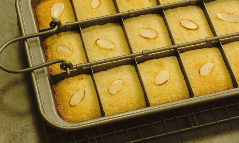 Comment faire un gâteau à la semoule marocaine jaune (Basbousa)